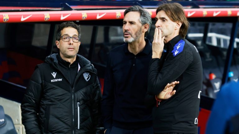 Osasuna's head coach Vicente Moreno, centre, looks on ahead of the Spanish La Liga soccer match between Barcelona and Osasuna at the Lluis Companys Olympic Stadium, in Barcelona, Spain, Saturday, March 8, 2025. (AP Photo/Joan Monfort)