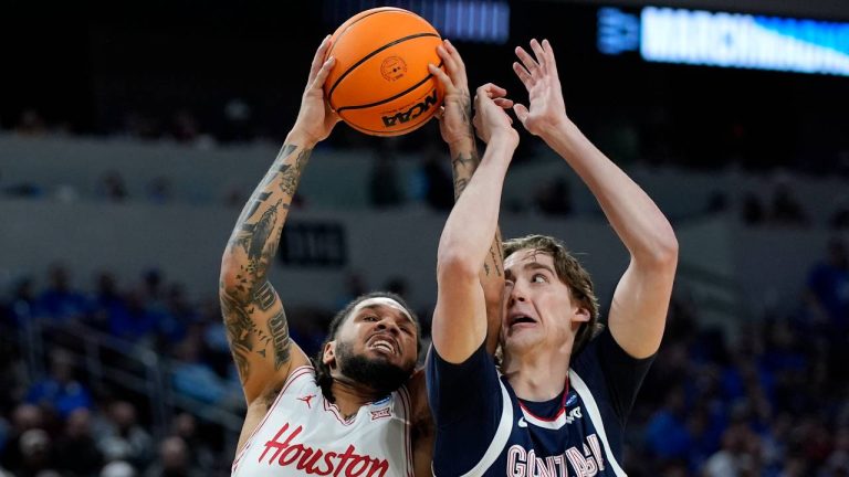 Houston guard Emanuel Sharp (21) tries to shoot around Gonzaga guard Dusty Stromer (4) during the second half of the second round of the NCAA college basketball tournament. (Charlie Riedel/AP)