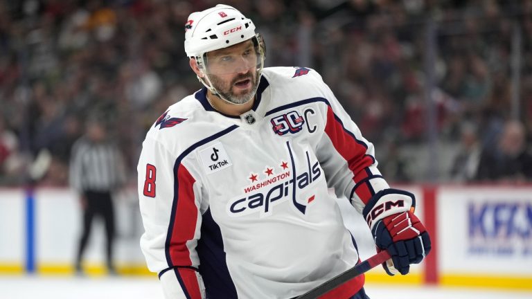 Александр Овечкин на льду во время хоккейного матча