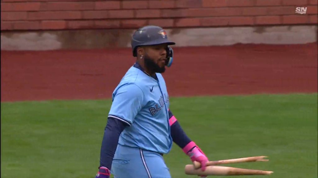 Guerrero Jr. snaps bat in frustration after game-ending groundout