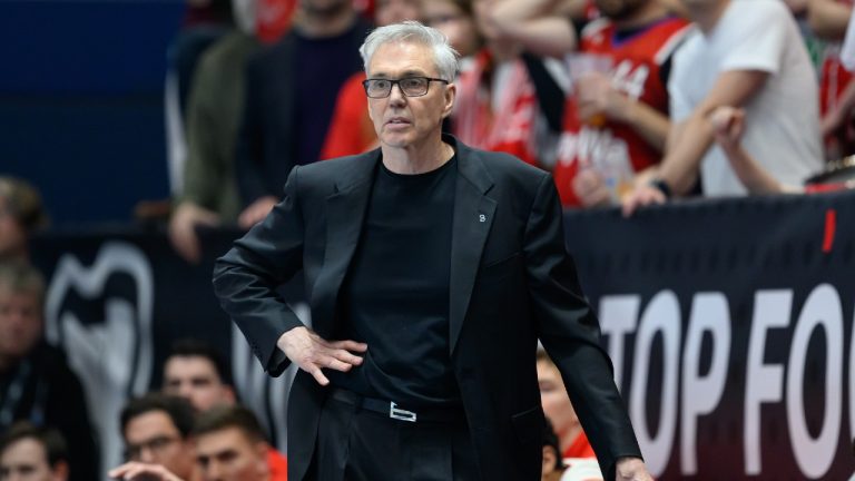 Bayern coach Gordon Herbert on the sidelines. (Hendrik Schmidt/picture alliance via Getty Images)
