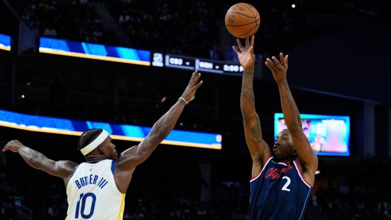 Los Angeles Clippers forward Kawhi Leonard (2) shoots over Golden State Warriors forward Jimmy Butler III (10) during the second half of an NBA basketball game. (Godofredo A. Vásquez/AP)