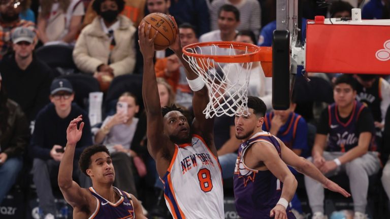 New York Knicks' OG Anunoby dunks the ball against Phoenix Suns' Oso Ighodaro and Devin Booker during the second half of an NBA game Sunday, April 6, 2025, in New York. (AP/Pamela Smith)