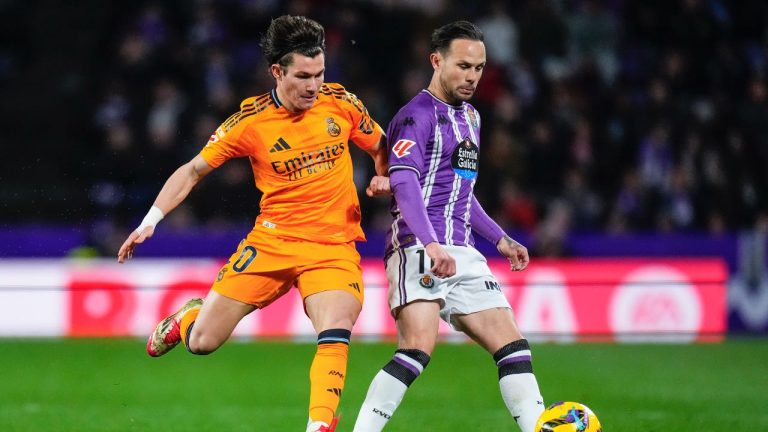 Real Madrid's Fran Garcia, left, vies for the ball with Valladolid's Ivan Sanchez during the Spanish La Liga match between Valladolid and Real Madrid at the Jose Zorrilla stadium in Valladolid, Spain, Saturday, Jan. 25, 2025. (AP/Manu Fernandez)