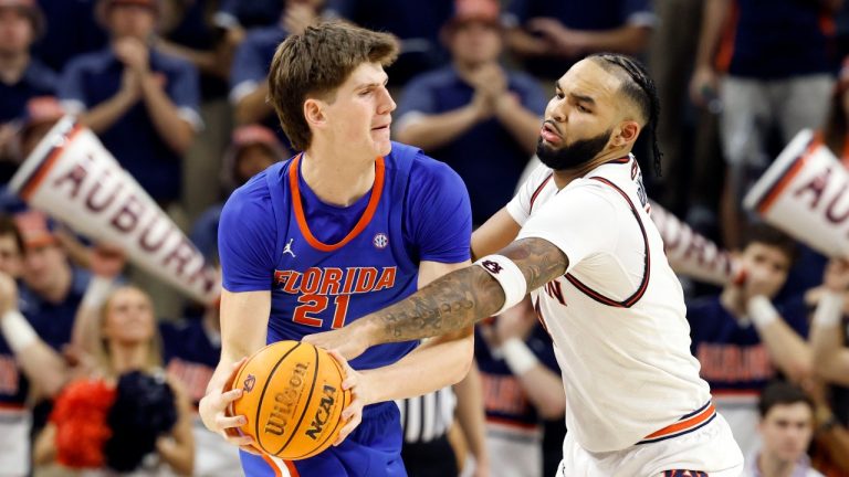Auburn forward Johni Broome, right, tries to steal the ball from Florida forward Alex Condon (21) during the second half of an NCAA college basketball game, Saturday, Feb. 8, 2025, in Auburn, Ala. (Butch Dill/AP Photo)
