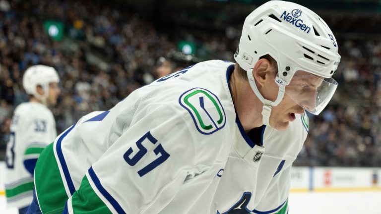 Защитник «Ванкувер Кэнакс» Тайлер Майерс (57) катается на льду в матче НХЛ против «Юта Хоккей Клаб», воскресенье, 23 февраля 2025 года, Солт-Лейк-Сити. (Melissa Majchrzak/AP)