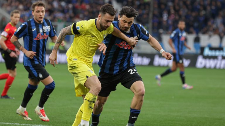 Atalanta's Sead Kolasinac and Lazio's Mario Gila, left, fight for the ball during the Serie A soccer match between Atalanta and Lazio at the Gewiss Stadium in Bergamo, Italy, Sunday, April 6, 2025. (Stefano Nicoli/LaPresse via AP)