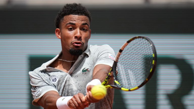 France's Arthur Fils returns the ball to Spain's Jaume Munar during their second round match of the French Tennis Open, at the Roland-Garros stadium, in Paris, Thursday, May 29, 2025. (Christophe Ena/AP)