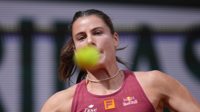 Emma Navarro of the U.S. returns the ball to Spain's Jessica Bouzas Manero during their first round match of the French Tennis Open, at the Roland-Garros stadium, in Paris, Monday, May 26, 2025. (Thibault Camus/AP Photo)