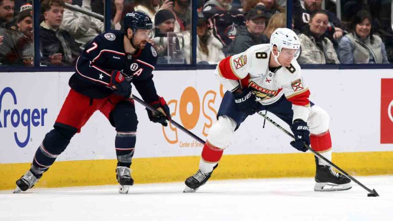 Нападающий Флорида Пантерз Нико Штурм (справа) контролирует шайбу перед нападающим Коламбус Блю Джекетс Шоном Керли во время хоккейного матча НХЛ в Коламбусе, Огайо, в четверг, 20 марта 2025 года. (Пол Вернон/AP)