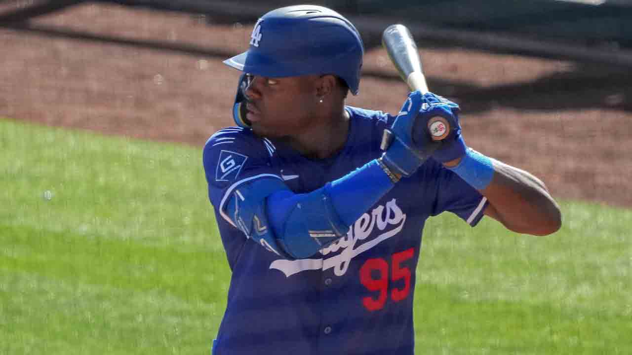 Report: Dodgers calling up top prospect Josue De Paula