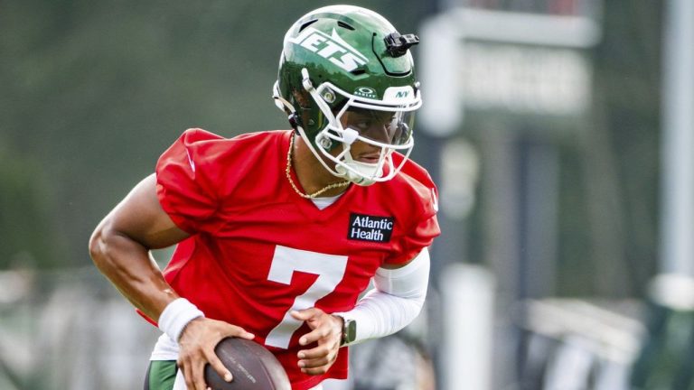 New York Jets quarterback Justin Fields (7) runs drills at the NFL football team's practice, Saturday, July 26, 2025, in Florham, N.J. (Angelina Katsanis/AP)