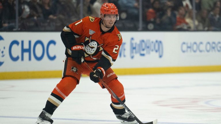 Anaheim Ducks centre Isac Lundestrom (21) controls the puck during an NHL hockey game against the Toronto Maple Leafs, Sunday, March 30, 2025, in Anaheim, Calif. (Kyusung Gong/AP)