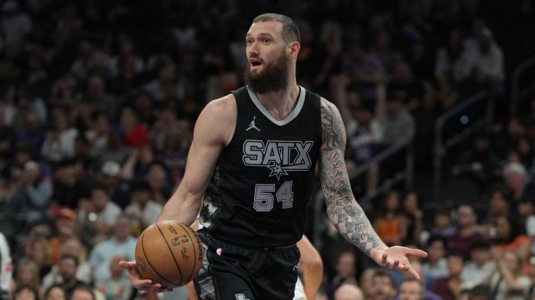 San Antonio Spurs forward Sandro Mamukelashvili (54) against the Phoenix Suns during the first half of an NBA basketball game. (Rick Scuteri/AP)