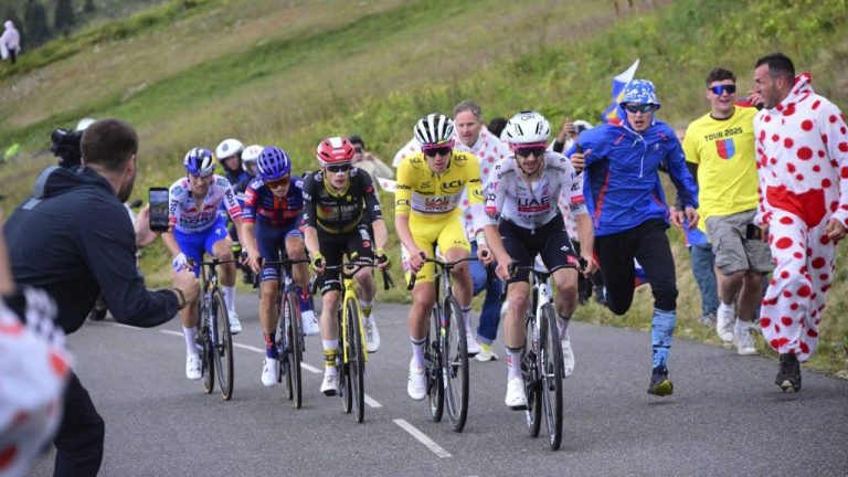 Britain's Adam Yates, Slovenia's Tadej Pogacar, wearing the overall leader's yellow jersey, Denmark's Jonas Vingegaard, Britain's Oscar Onley, and Slovenia's Primoz Roglic, climb during the eighteenth stage of the Tour de France cycling race with start in Vif and finish in Courchevel Col de la Loze, France, Thursday, July 24, 2025. (Bernard Papon/Pool Photo via AP)
