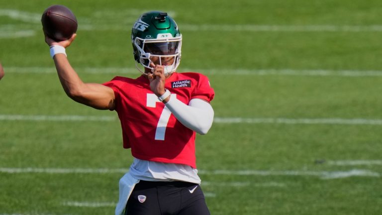 New York Jets quarterback Justin Fields (7) throws a pass during drills at the NFL football team's training camp Thursday, July 24, 2025, in Florham Park, N.J. (Frank Franklin II/AP)