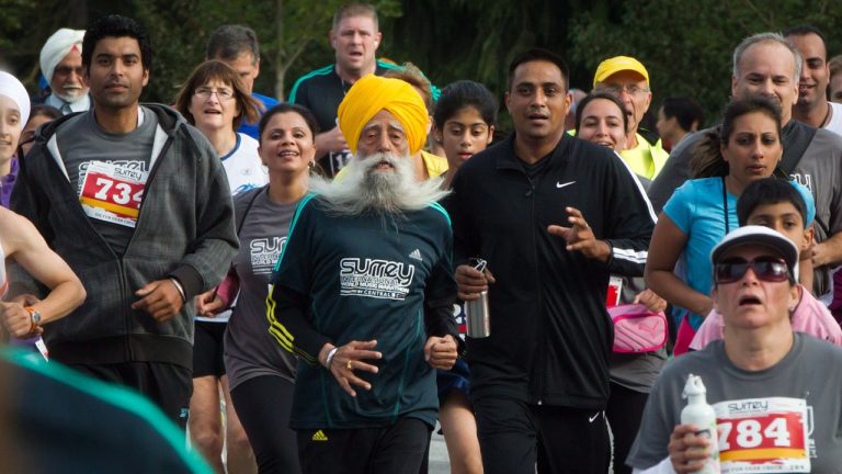 Fauja Singh, centre left runs in the 5-km race during the Surrey International World Music Marathon in Surrey, B.C., on Sunday September 30, 2012. (Darryl Dyck/THE CANADIAN PRESS)