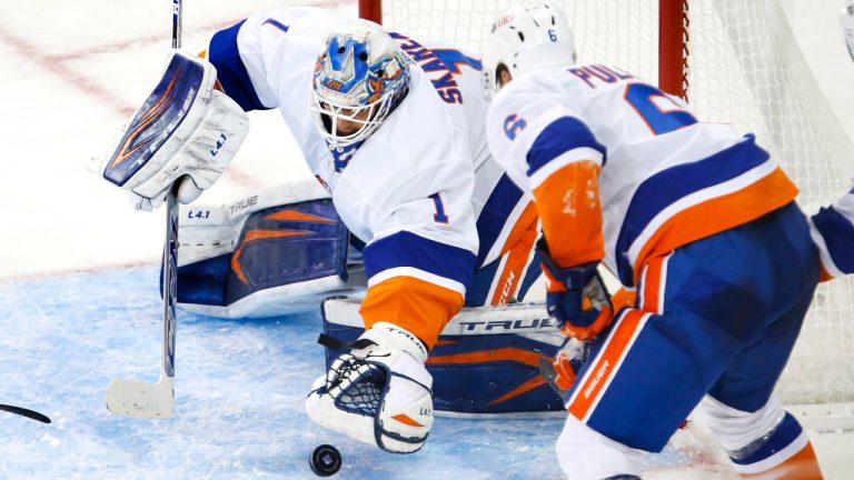 Якуб Шкарек (1) делает сэйв в игре против Нью-Йорк Рейнджерс во время третьего периода предсезонного матча НХЛ в воскресенье, 26 сентября 2021 года, в Нью-Йорке. (Noah K. Murray/AP)