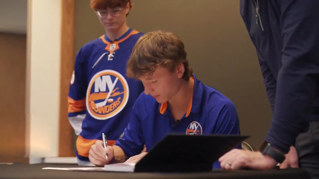 Schaefer signs jerseys and an NHL contract during Islanders visit