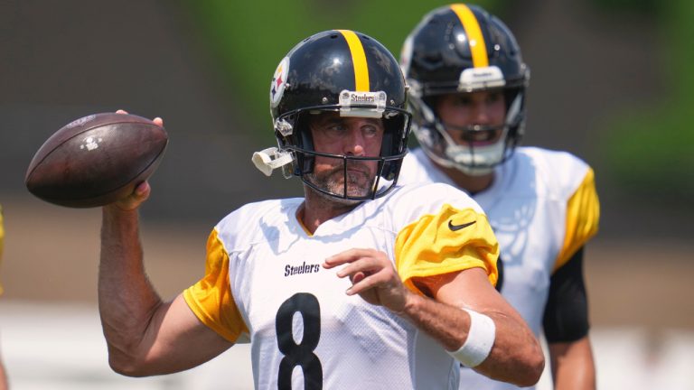 Pittsburgh Steelers quarterback Aaron Rodgers (8) throws a pass as backup Mason Rudolph waits his turn during practice at the NFL football training camp in Latrobe, Pa., Wednesday, July 30, 2025. (Gene J. Puskar/AP)