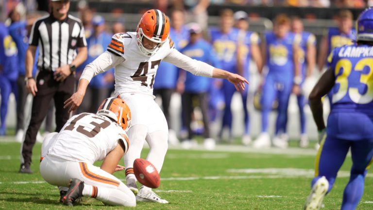 Cleveland Browns place kicker Andre Szmyt (47) makes the game-winning field goal in an NFL preseason football game against the Los Angeles Rams, Saturday, Aug. 23, 2025, in Cleveland. (AP Photo/Sue Ogrocki)