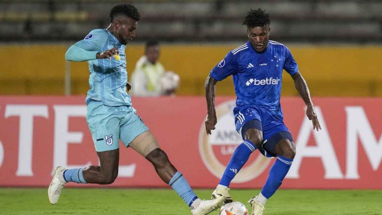Gustavo Vallecilla of Ecuador's Universidad Catolica, left, and Jose Cifuentes of Brazil's Cruzeiro vie for the ball during a Copa Sudamericana Group B soccer match at Atahualpa stadium. (Dolores Ochoa/AP)