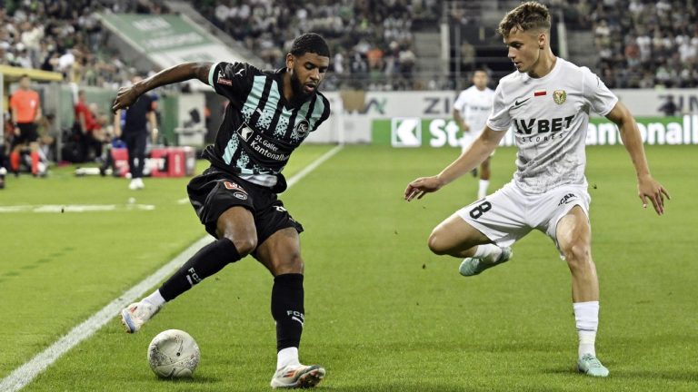 St. Gallen's Willem Geubbels, left, cuts the ball back as Slask Wroclaw's Tommaso Guercio defends during the UEFA Conference League soccer match against Slask Wroclaw, Wednesday, Aug. 7, 2024, in St. Gallen, Switzerland. (Gian Ehrenzeller/Keystone via AP)