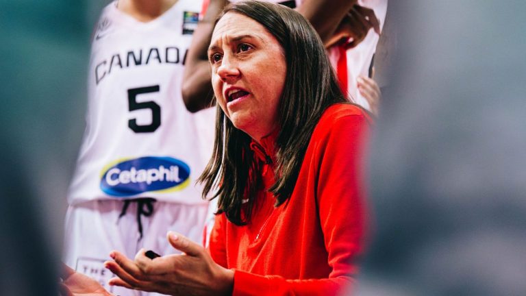 Canada coach Carly Clarke talks to her team during a game against Texas at GLOBL JAM on Aug. 14, 2025. (Canada Basketball photo)
