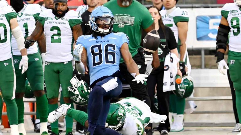 Toronto Argonauts wide receiver Damonte Coxie (86) can't make the catch as Saskatchewan Roughriders defensive back Tevaughn Campbell defends during first half CFL football action. (Jon Blacker/CP)