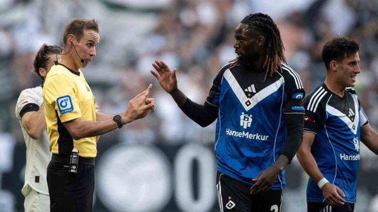 Referee Sascha Stegemann talks to Hamburg's Jordan Torunarigha during the German Bundesliga soccer match between Borussia Mönchengladbach and Hamburger SV at Borussia-Park in Mönchengladbach, Germany, Sunday Aug. 24, 2025. (Fabian Strauch/dpa via AP)