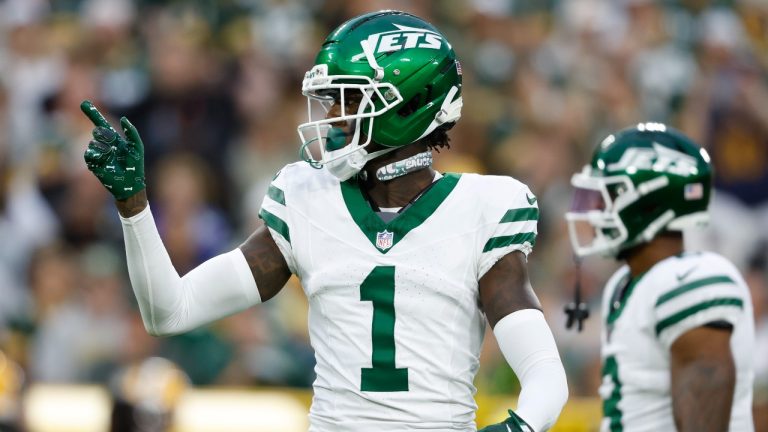 New York Jets cornerback Sauce Gardner (1) calls out a play during a preseason NFL football game against the Green Bay Packers Saturday, Aug. 9, 2025, in Green Bay, Wis. (Jeffrey Phelps/AP)