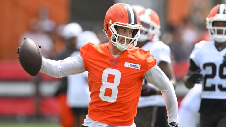 Cleveland Browns quarterback Kenny Pickett (8) runs with the ball during a practice at the team's NFL football training camp Friday, July 25, 2025, in Berea, Ohio. (David Richard,File/AP)