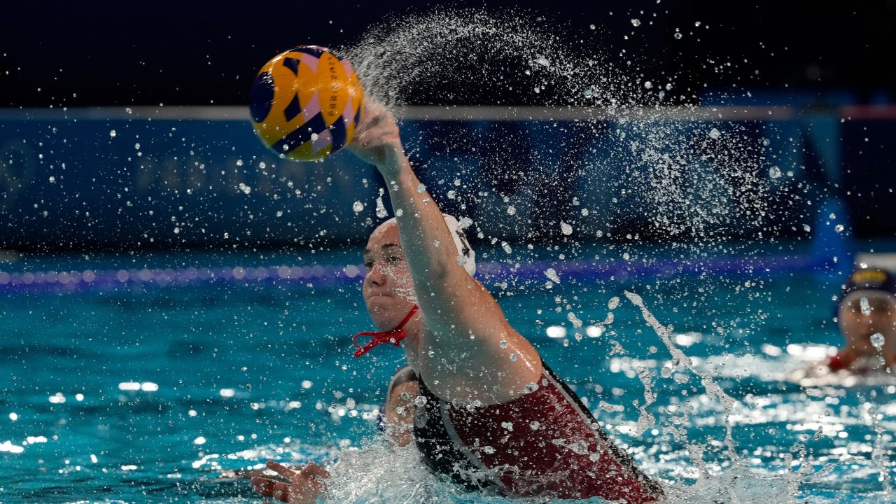 カナダの水球選手は、ブラジルでU20ワールドカップの試合の近くで発射された後、プールを離れます