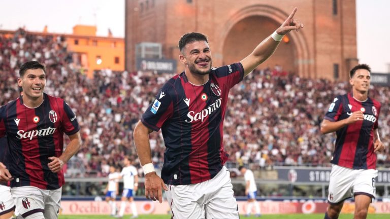 Bologna's Riccardo Orsolini, centre, celebrates after scoring the opening goal during the Serie A soccer match between FC Bologna and Como 1907 in Bologna, Italy, Saturday, Aug. 30, 2025. (Massimo Paolone/LaPresse via AP)