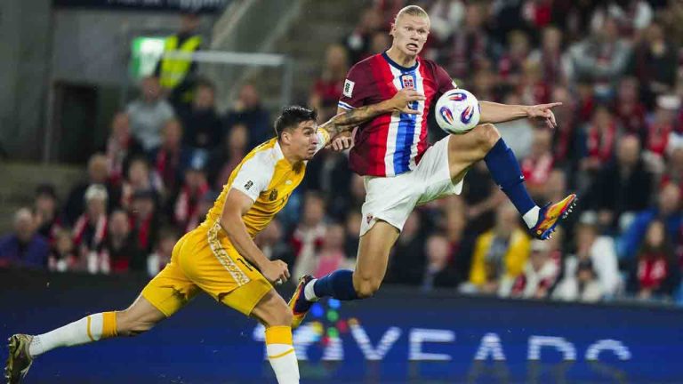 Norway's Erling Haaland, right, in action during the World Cup qualifying soccer match between Norway and Moldova at Ullevaal Stadion, Oslo, Tuesday Sept. 9, 2025. (Cornelius Poppe/NTB via AP)