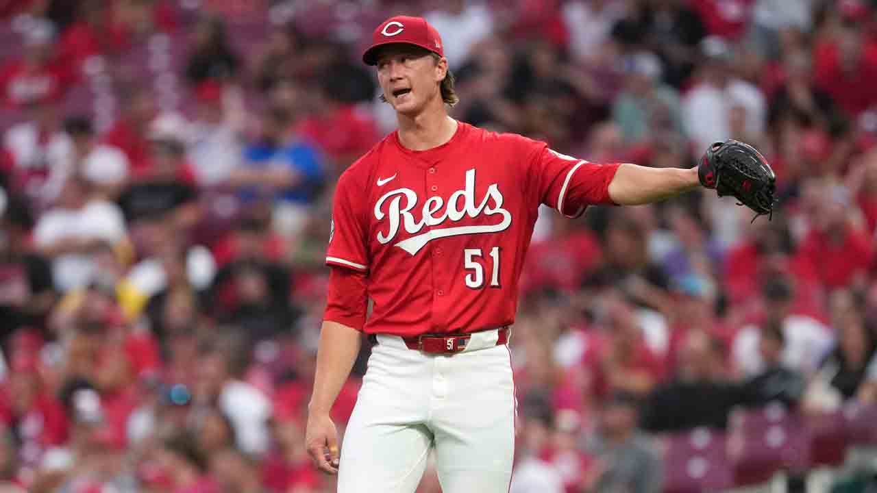 Reds' five-game win streak snapped by Pirates amid wild-card chase ...