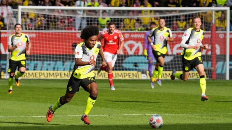 Dortmund's Karim Adeyemi controls the ball during a German Bundesliga soccer match between FSV Mainz 05 and Borussia Dortmund in Mainz, Germany, Saturday, Sept. 27, 2025. (AP Photo/Michael Probst)