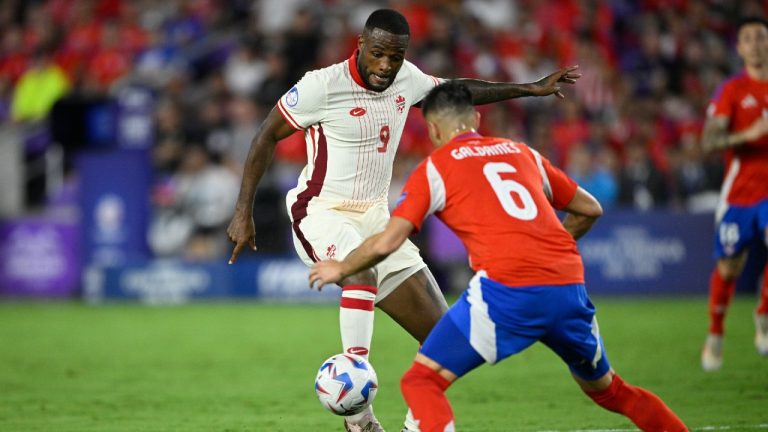 Canada striker Cyle Larin (9) and Chile defender Thomas Galdames (6) compete for the ball. (Phelan M. Ebenhack/AP)