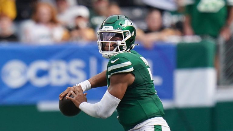New York Jets quarterback Justin Fields looks to pass during an NFL game against the Pittsburgh Steelers, Sunday, Sept. 7, 2025 in East Rutherford, N.J. (AP/Vera Nieuwenhuis)
