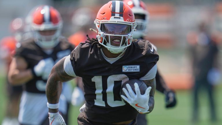 Cleveland Browns running back Quinshon Judkins carries at NFL minicamp in Berea, Ohio, Wednesday, June 11, 2025. (AP/Sue Ogrocki)