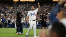 Kershaw gets standing ovations in last regular-season start at Dodger Stadium