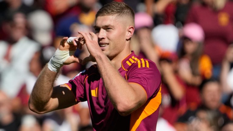 Roma's Artem Dovbyk celebrates after scoring during the Serie A match between Roma and Verona at Rome¥s Olympic Stadium, Sunday, Sept. 28, 2025. (AP/Gregorio Borgia)