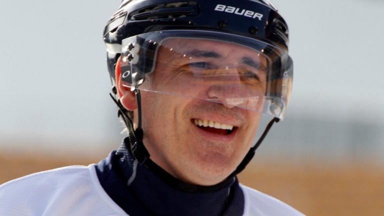 Pittsburgh Penguins alumni Ron Francis (10) plays against Washington Capitals alumni during an exhibition hockey game on an outdoor rink in Heinz Field in Pittsburgh Friday, Dec. 31, 2010. The game ended tied at 5-5. (AP Photo/Gene J. Puskar)