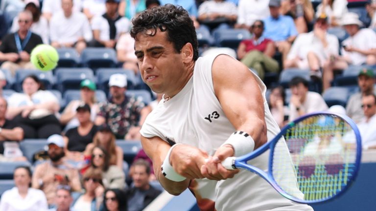 Jaume Munar, of Spain, returns a shot against Lorenzo Musetti, of Italy, during the fourth round of the US Open tennis championships, Monday, Sept. 1, 2025, in New York. (AP Photo/Heather Khalifa)
