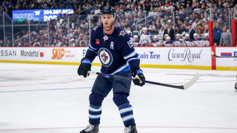 Winnipeg Jets centre Jonathan Toews plays a pre-season game against the Edmonton Oilers. (Jonathan Kozub/Winnipeg Jets)