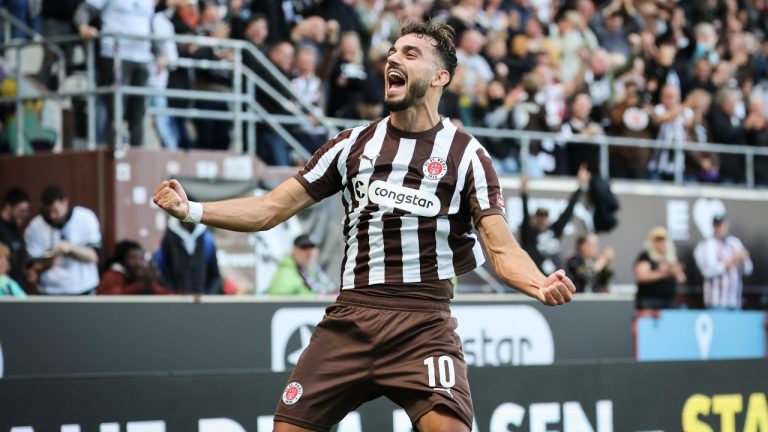 St. Pauli's Danel Sinani celebrates after scoring his side's second goal during the German Bundesliga soccer match between 1. FC St. Pauli and FC Augsburg in Hamburg, Germany, Sunday, Sept. 14, 2025. (Christian Charisius/dpa via AP)