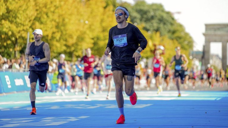 Harry Styles, center, competes in the Berlin Marathon in Berlin, Germany, Sept. 21, 2025 (Sportfotograf/AP)