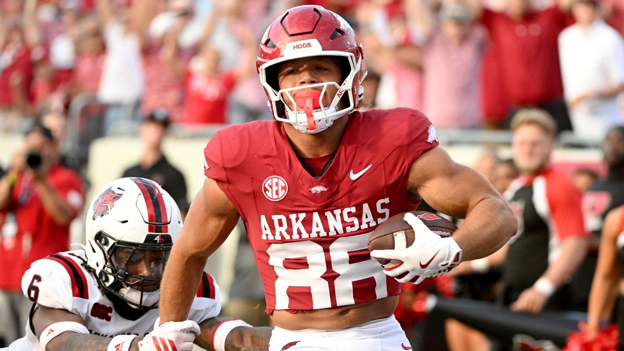 Canadian tight end Rohan Jones scores two touchdowns for Arkansas in loss