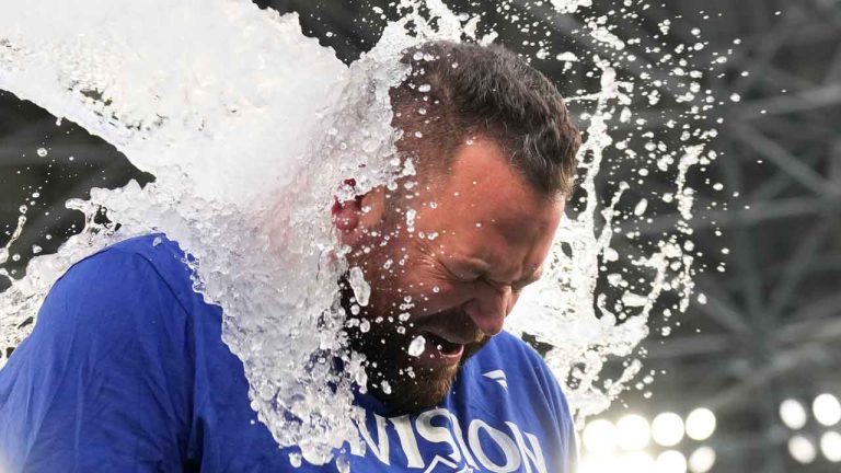 Toronto Blue Jays manager John Schneider gets doused in ice water after his teams 13-4 win over Tampa Bay Rays secured the AL East Divisional Championship in MLB baseball action in Toronto. (Chris Young/CP)