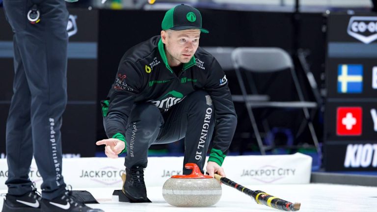 Canada’s Team Mike McEwen sits in the hack while making adjustments before throwing his final stone vs. Canada’s Team Reid Carruthers at the CO-OP Tour Challenge, Friday Oct. 17, 2025, in Nisku, Alta. (Anil Mungal/TCG)